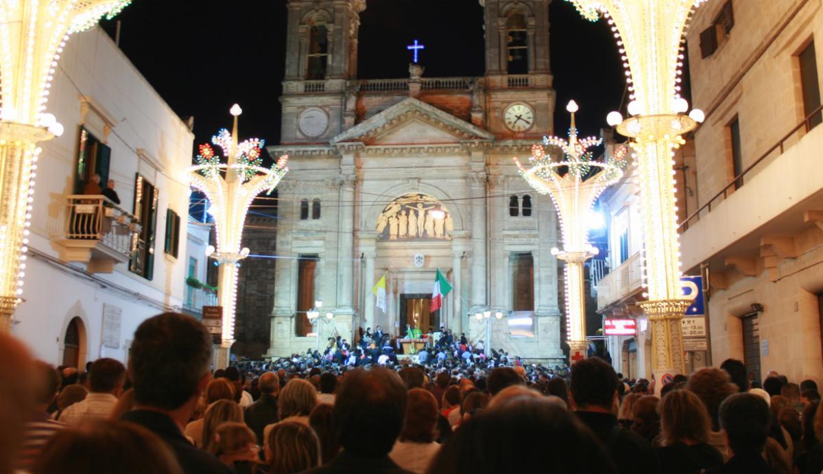 The first mass of 4:00 AM on September 27, wher flock of pilgrims come by feet from the nearby.